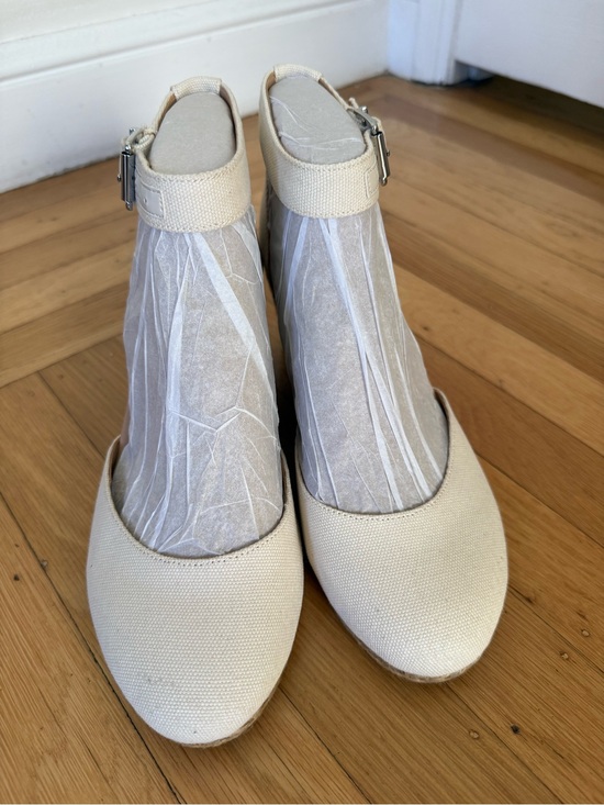 Vionic Shoes - Vionic Amy Ankle Strap Closed Toe Wedge Sandal, Cream Canvas, size 8, NWOT